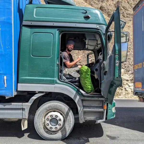 Путешественник в одиночку проделал путь из Египта в Японию без помощи перелетов